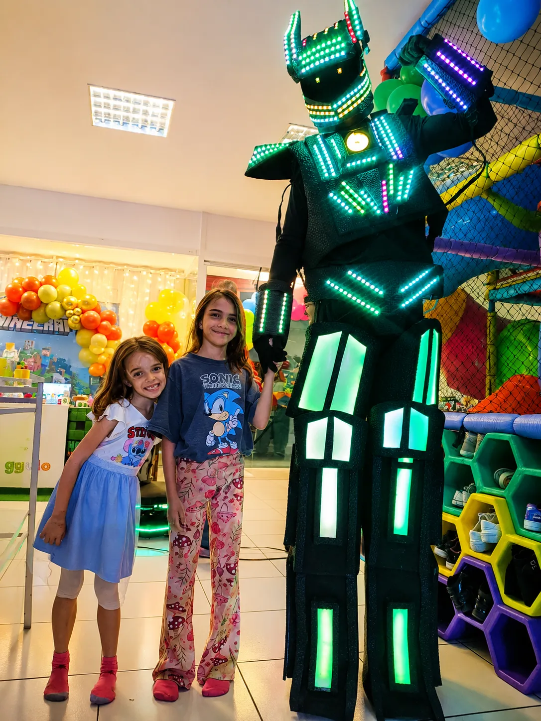 Robô de LED em festa no Kalangulo